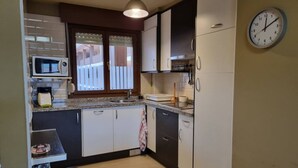 Kaffetrakter/tekoker, kjøleskap, mikrobølgeovn og kjøkkenutstyr