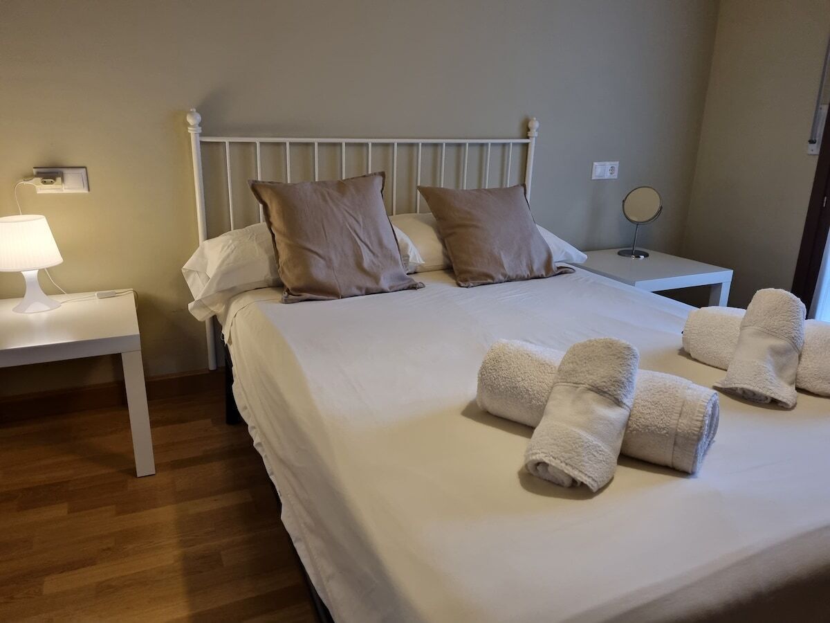 2 slaapkamers, een strijkplank/strijkijzer, gratis wifi, beddengoed