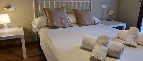 2 dormitorios, tabla de planchar con plancha, wifi gratis y ropa de cama