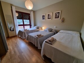 2 chambres, fer et planche à repasser, Wi-Fi gratuit, draps fournis