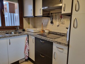 Fridge, microwave, coffee/tea maker, cookware/dishes/utensils - 13A01 Apartamento con garaje y terraza (Ribadesella)