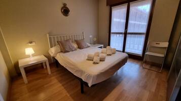 2 slaapkamers, een strijkplank/strijkijzer, gratis wifi, beddengoed