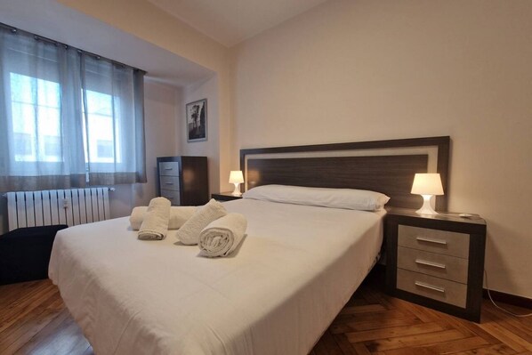2 bedrooms, WiFi (free), bed sheets