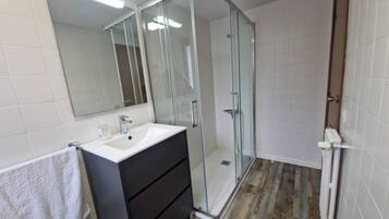 Een douche, handdoeken