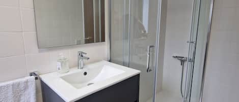 Douche, serviettes fournies