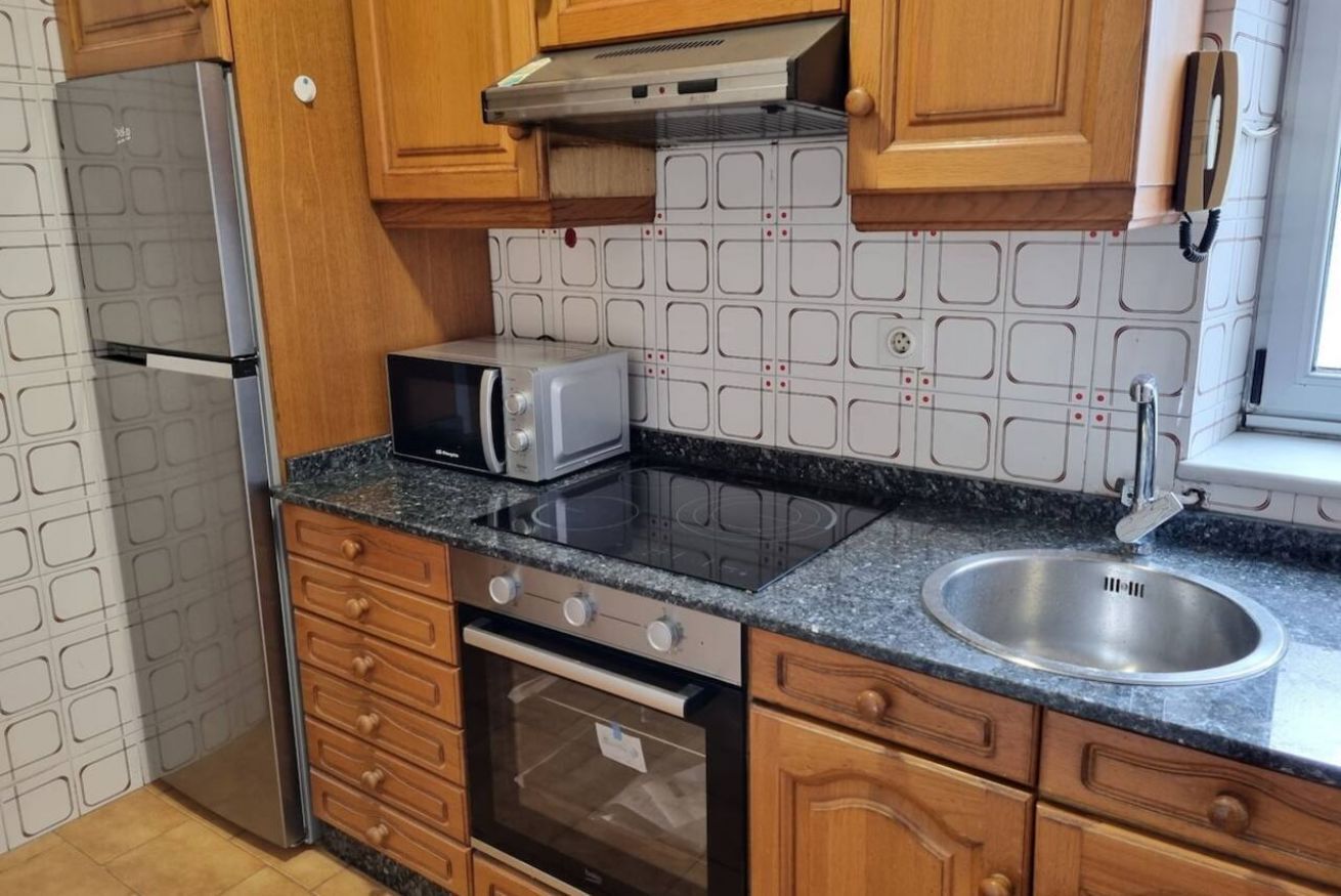 Refrigerador, microondas y utensilios de cocina 