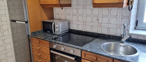 Kühlschrank, Mikrowelle, Kochgeschirr/Geschirr/Besteck