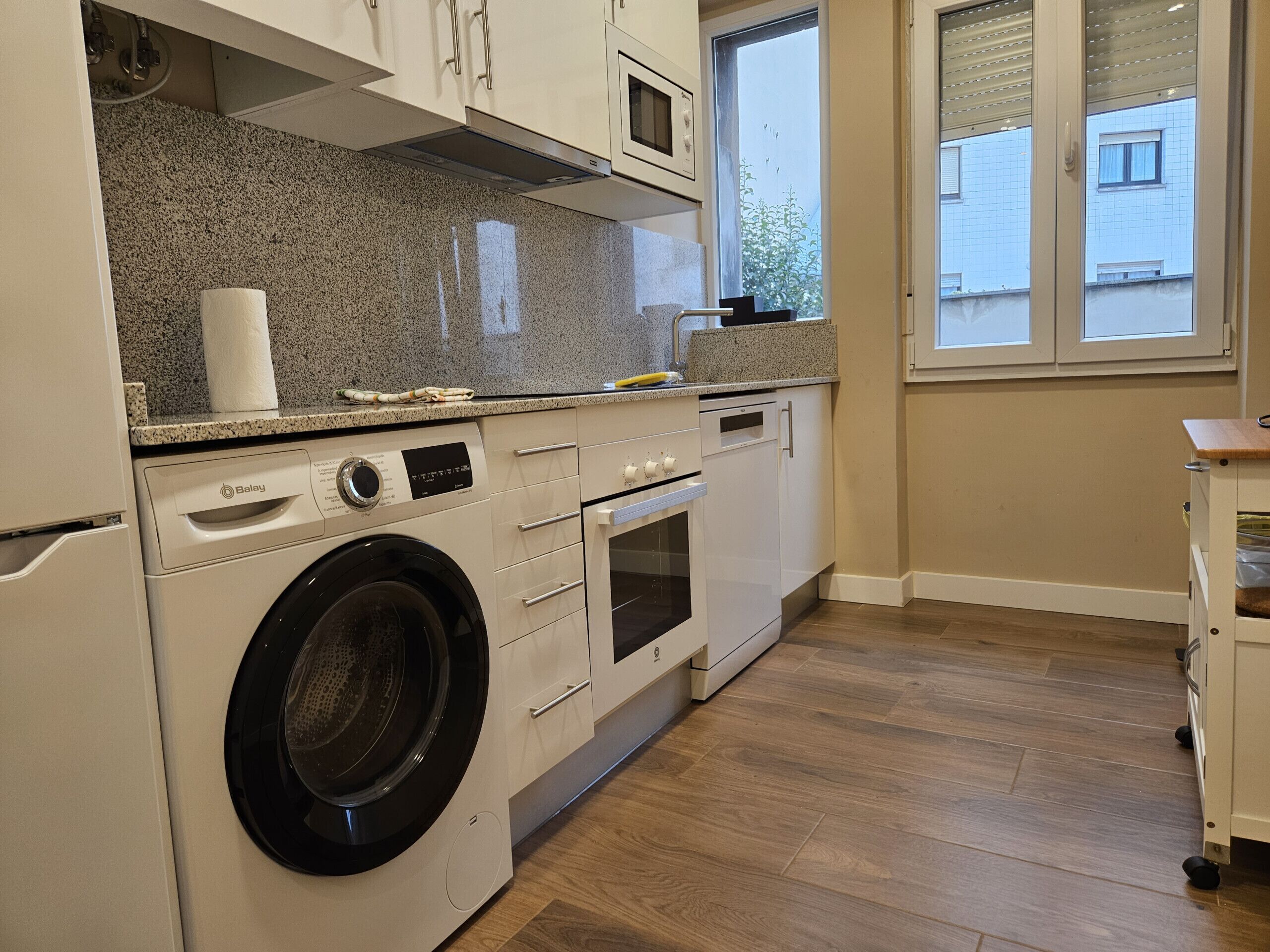 Refrigerador, microondas, horno y cafetera y tetera 