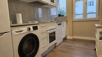 Refrigerador, microondas, horno y cafetera y tetera