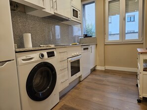 Réfrigérateur, micro-ondes, four, cafetière/bouilloire