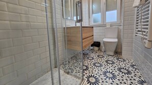 Douche, serviettes fournies, shampoing