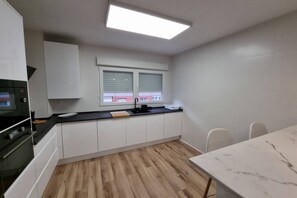 Coffee/tea maker, fridge, microwave, oven