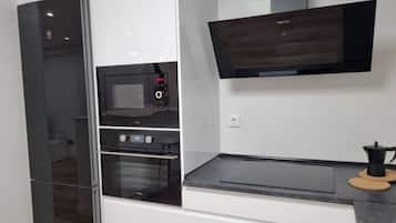 Cafetera o tetera, frigorífico, microondas y horno