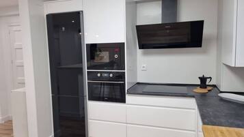 Coffee/tea maker, fridge, microwave, oven