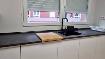 Cafetera o tetera, frigorífico, microondas y horno