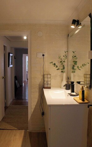 Douche, sèche-cheveux, serviettes fournies