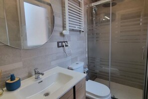 Shower, hair dryer, towels, shampoo - 136A - Apartamento moderno en la playa (Gijón)