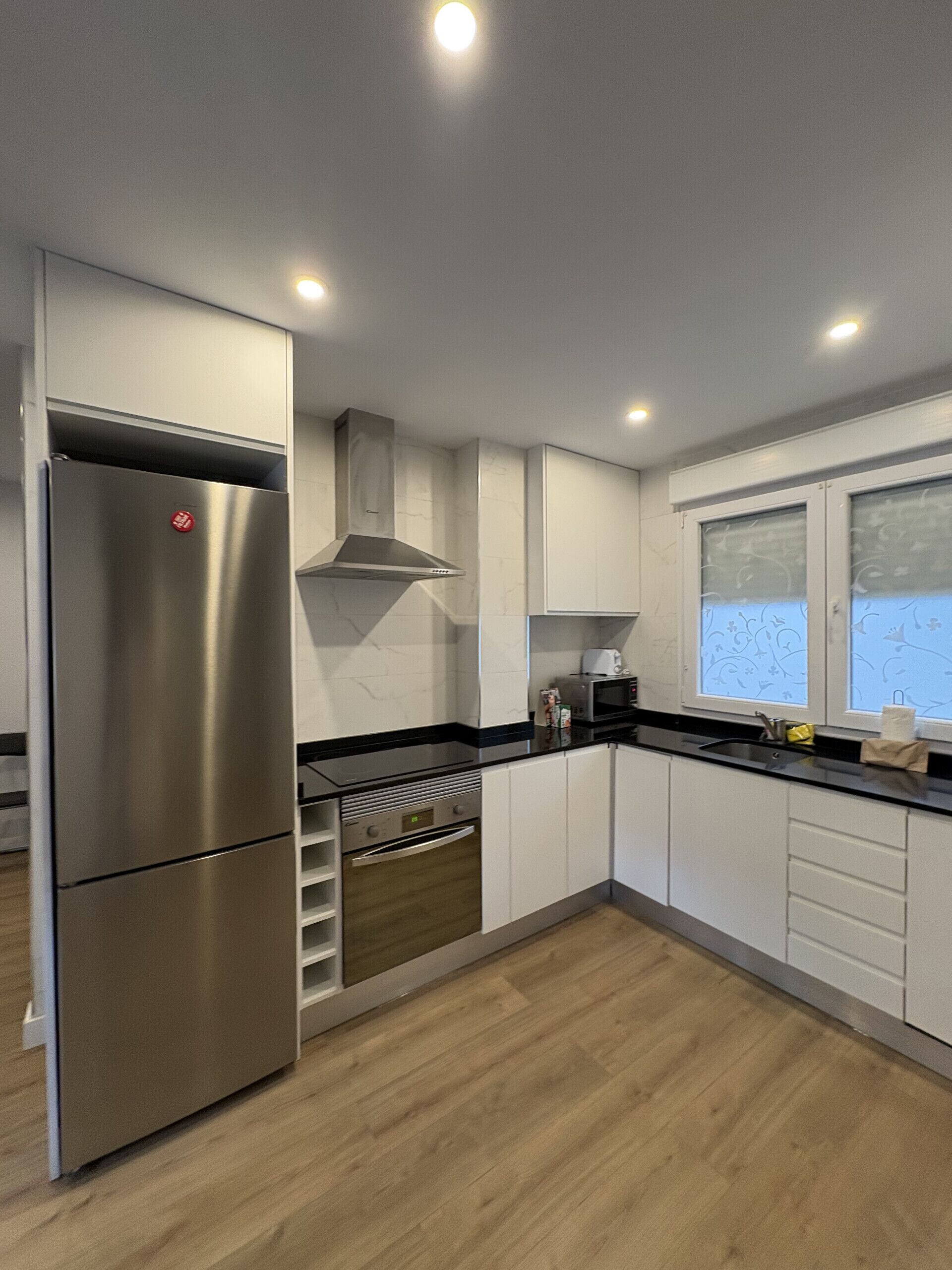 Een koelkast, een microgolfoven, een oven, een vaatwasser