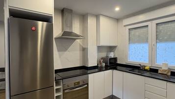 Een koelkast, een microgolfoven, een oven, een vaatwasser