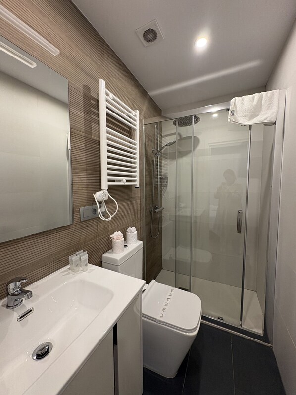 Douche, séchoir à cheveux, serviettes fournies