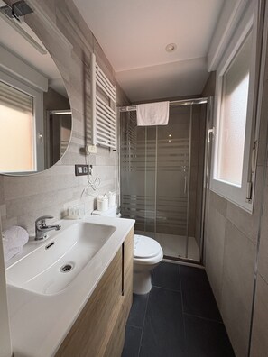 Douche, séchoir à cheveux, serviettes fournies