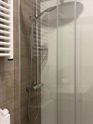 Dusche, Haartrockner, Handtücher