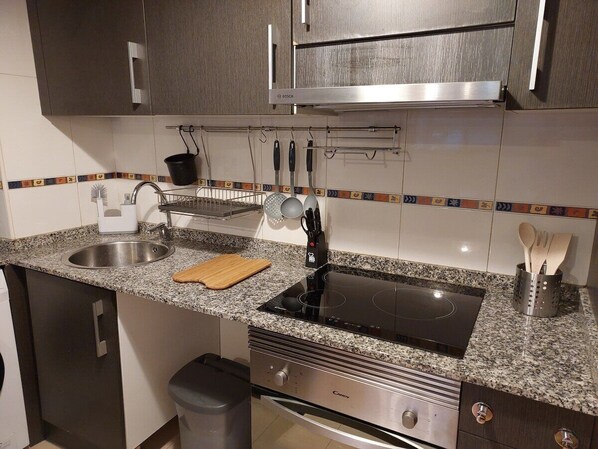 Een koelkast, een magnetron, een oven, een koffiezetapparaat/waterkoker