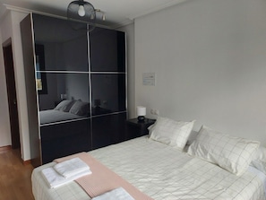2 chambres, fer et planche à repasser, Wi-Fi gratuit, draps fournis