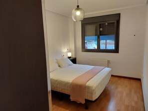 2 slaapkamers, een strijkplank/strijkijzer, gratis wifi, beddengoed