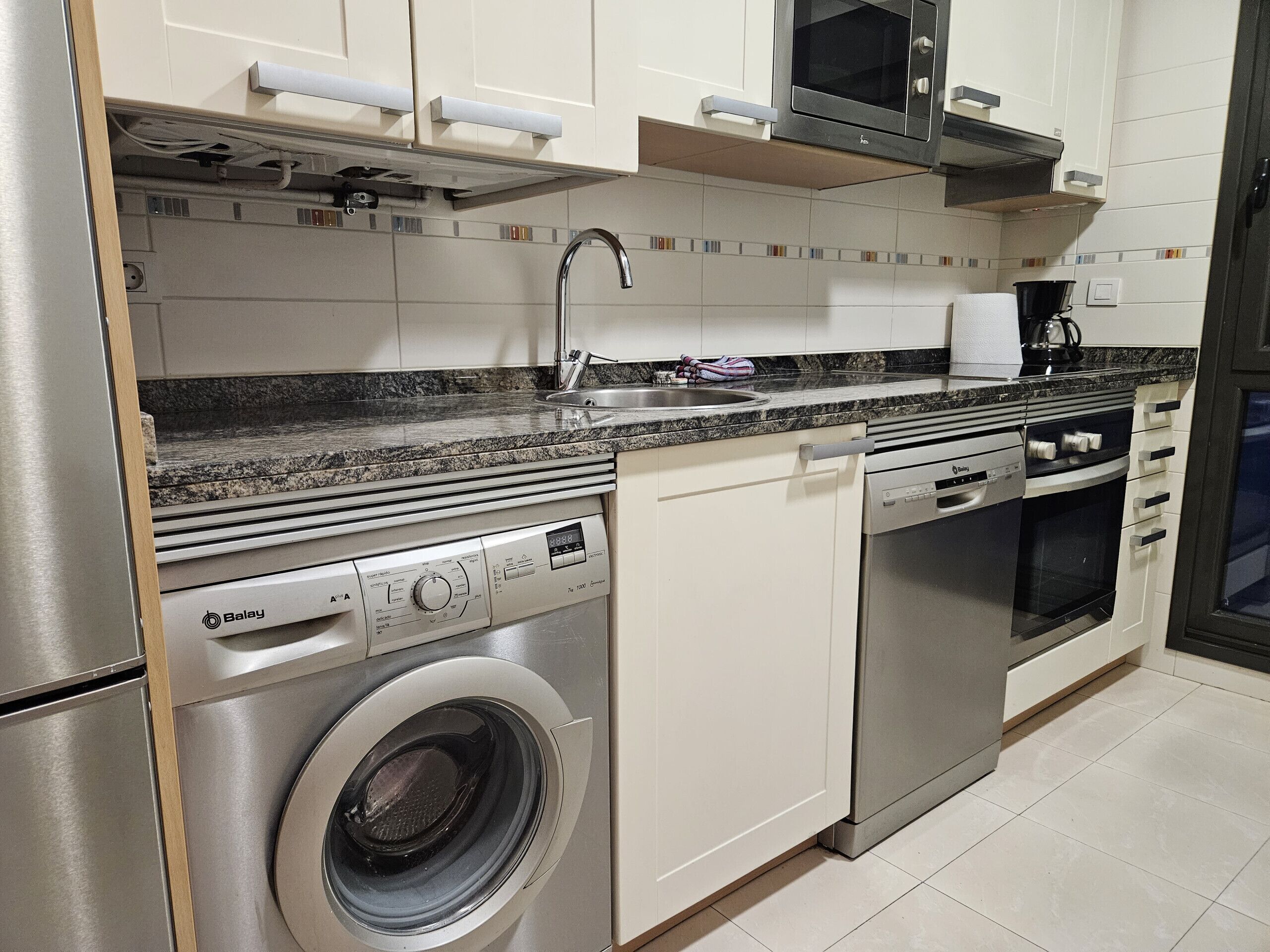 冷蔵庫、電子レンジ、オーブン、食器洗い機