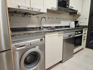 Kühlschrank, Mikrowelle, Ofen, Geschirrspüler