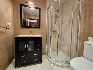 Een bad, een haardroger, handdoeken