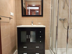 Badewanne, Haartrockner, Handtücher