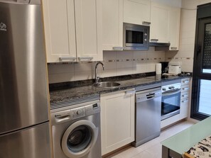 Een koelkast, een microgolfoven, een oven, een vaatwasser