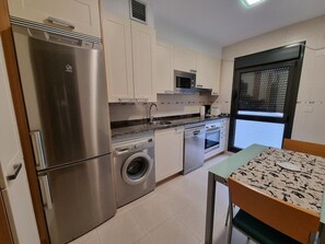 Kühlschrank, Mikrowelle, Ofen, Geschirrspüler