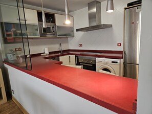 Kühlschrank, Mikrowelle, Ofen, Geschirrspüler