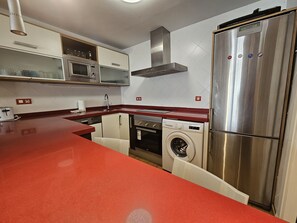 Kühlschrank, Mikrowelle, Ofen, Geschirrspüler