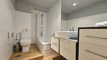 Bathtub, towels