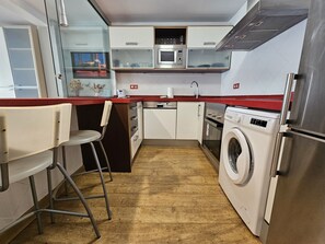 Kjøleskap, mikrobølgeovn, ovn og oppvaskmaskin