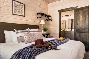 5 bedrooms, iron/ironing board, travel cot, free WiFi - Prime Amenities! Pool, Theater, Game Room, 5BR (Pigeon Forge)