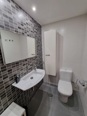Een douche, een haardroger, handdoeken