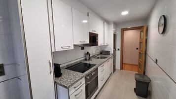 Jääkaappi, mikroaaltouuni, uuni, astianpesukone