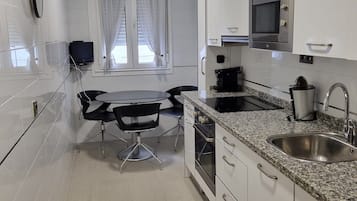 Een koelkast, een microgolfoven, een oven, een vaatwasser