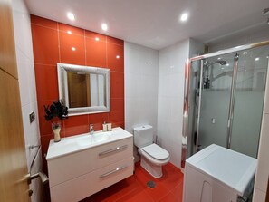 Douche, sĂšche-cheveux, serviettes fournies