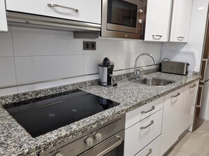 Kühlschrank, Mikrowelle, Ofen, Geschirrspüler