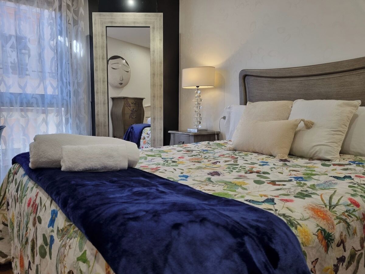 1 habitación, tabla de planchar con plancha, wifi gratis y ropa de cama 