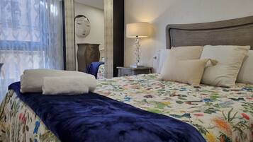 1 habitación, tabla de planchar con plancha, wifi gratis y ropa de cama