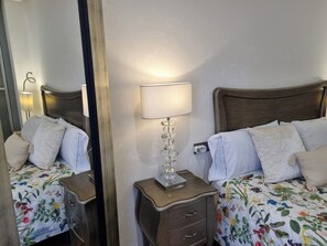 1 habitación, tabla de planchar con plancha, wifi gratis y ropa de cama 