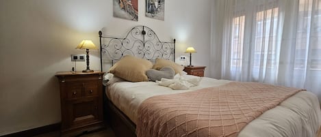 3 makuuhuonetta, silitysrauta/-lauta, ilmainen Wi-Fi, vuodevaatteet