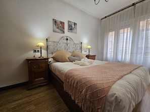 3 bedrooms, iron/ironing board, free WiFi, bed sheets